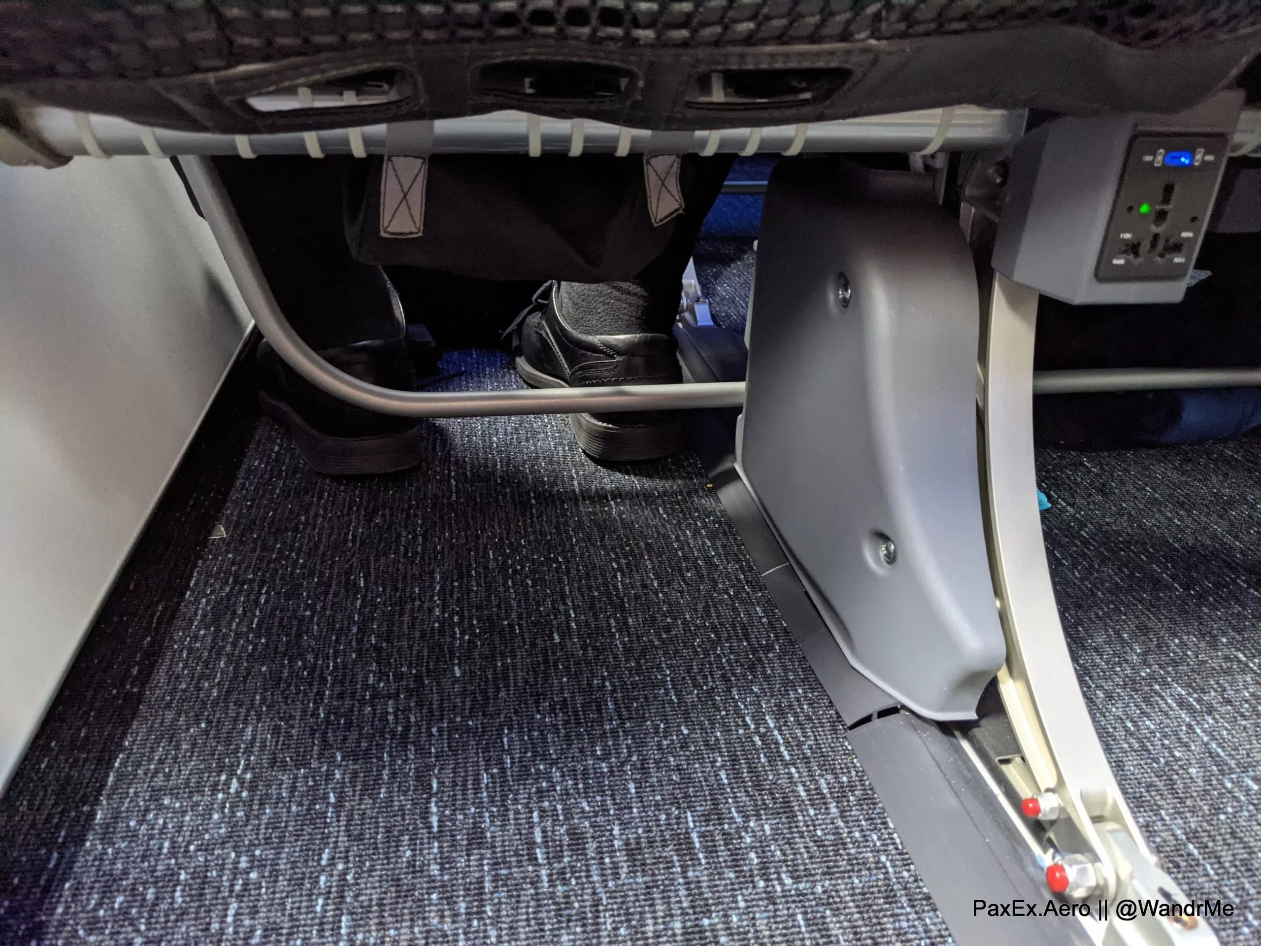jetbluea321lrlondoneconomyunderseatifeboxpoweroutlets PaxEx.Aero