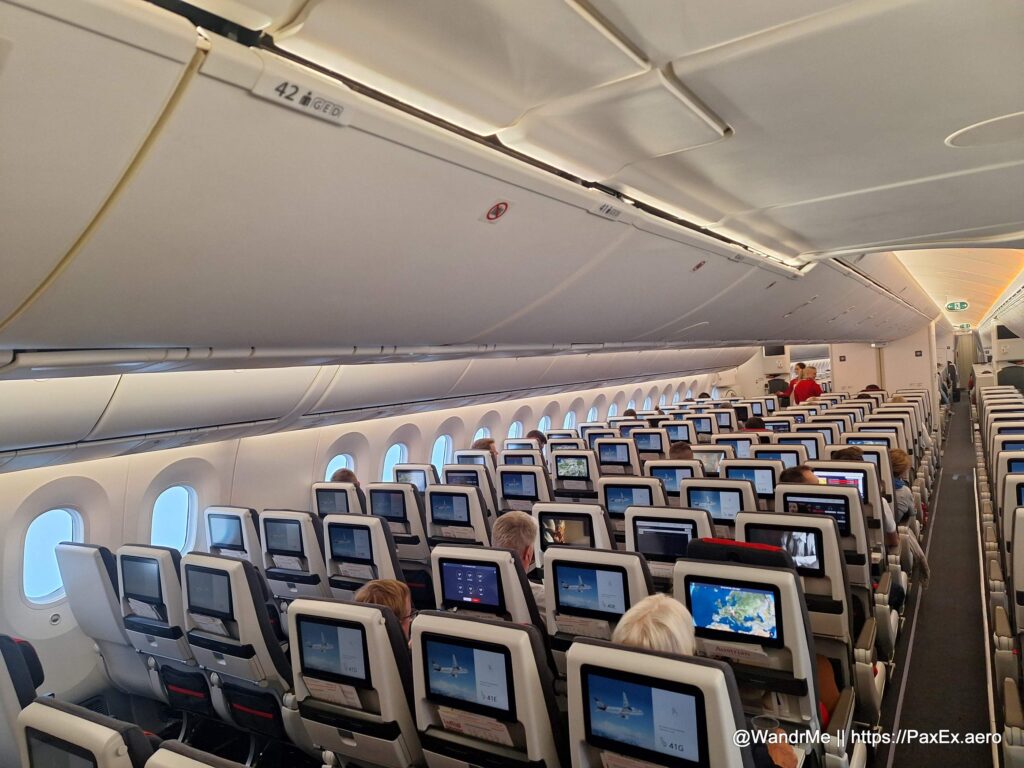 The last four rows of Austrian's 787 economy class cabin have no overhead stowage in the center owing to the flight attendant rest bunks