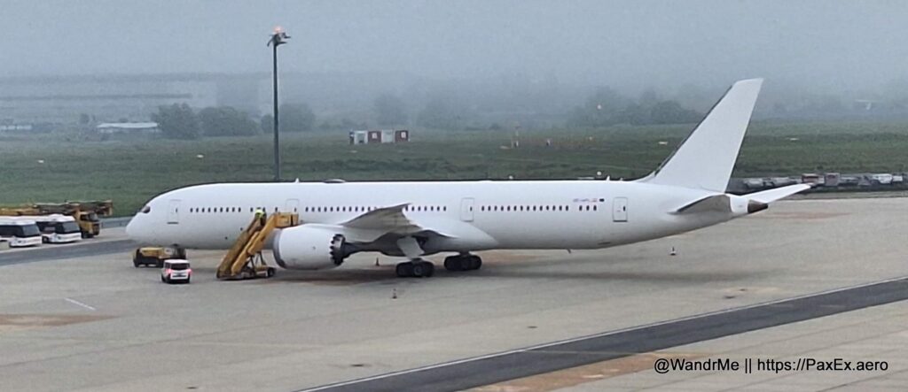 She'll be painted eventually, but Austrian's first 787 (OE-LPL) is plain white for now