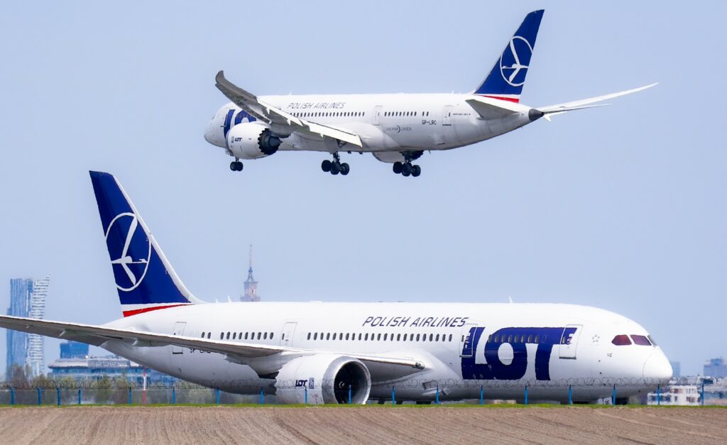 Two LOT 787s (image via LOT)