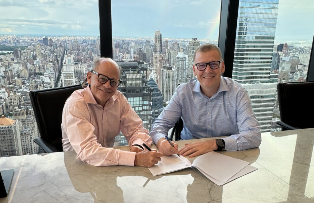 Gogo and Satom Direct CEOs sign the deal