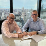 Gogo and Satom Direct CEOs sign the deal