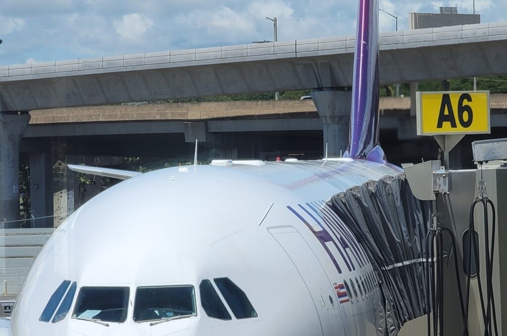 A Hawaiian A330 at the gate in Honolulu, with the Starlink terminals clearly visible atop the fuselage (Image via hanchicago)