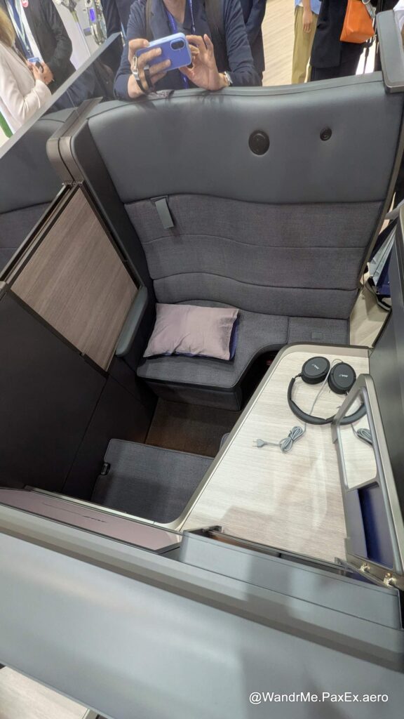 In upright mode THE Room FX offers a very wide sofa space for ANA's business class passengers