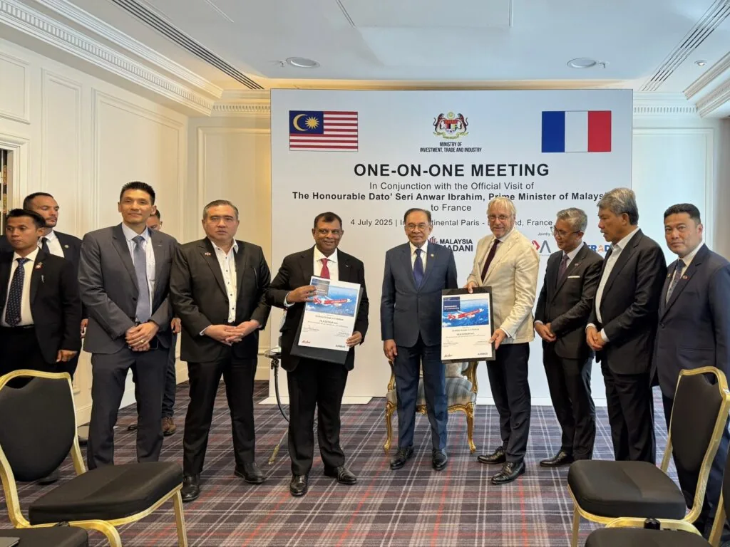 Prime Minister of Malaysia YAB Dato’ Seri Anwar Ibrahim witnessed the signing of the Memorandum of Understanding between Capital A CEO Tony Fernandes and Christian Scherer, CEO Commercial Aircraft, Airbus, in Paris, alongside several Malaysian Cabinet Ministers. (Image: AirAsia)