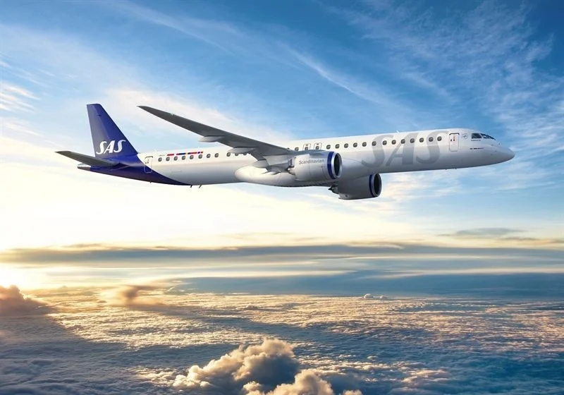 Rendering of the E195-E2 in the SAS livery, flying above clouds.