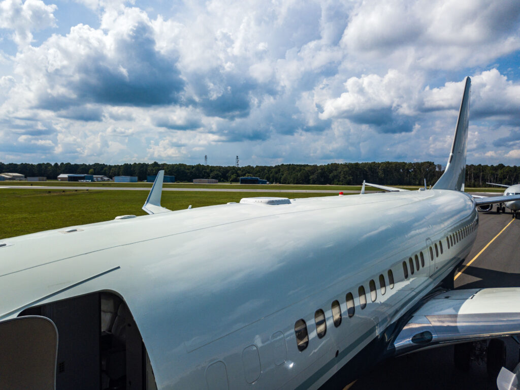 Flat panel antenna atop a 737 BBJ