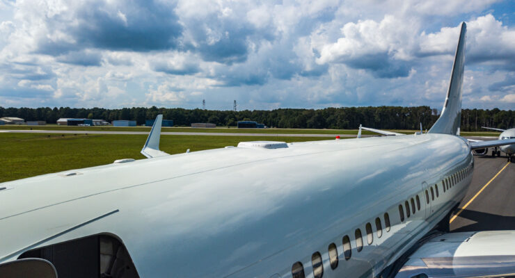 Flat panel antenna atop a 737 BBJ