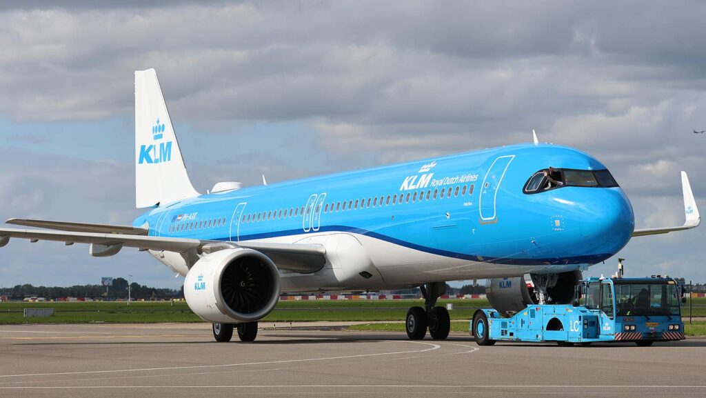 a KLM A321neo with the Viasat radome for inflight internet installed.