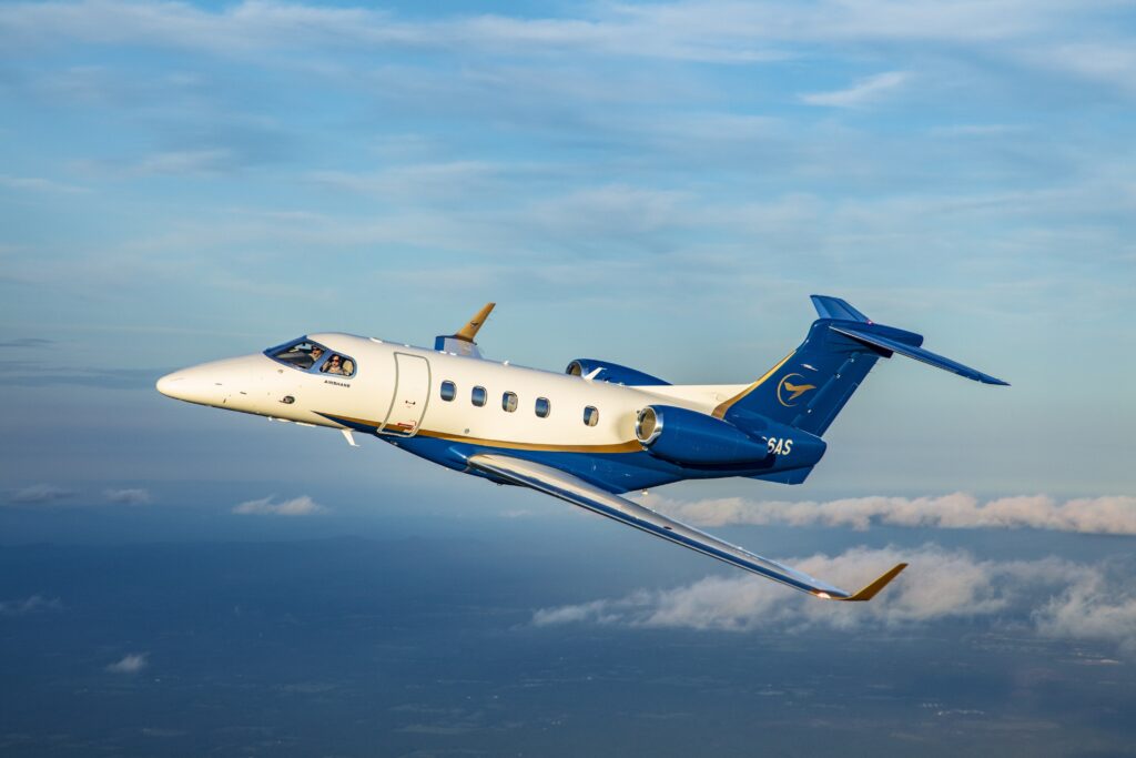 Embraer 300 flying