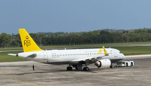 Royal Brunei A320 with a yellow tail and white body